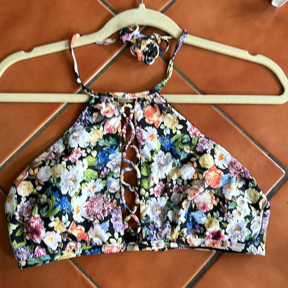 Lucky Brand swim top. Size M, excellent condition.